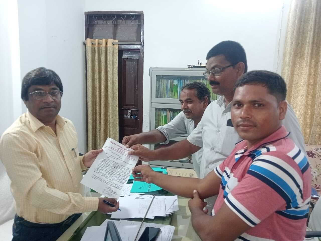 जिले को सुखाग्रस्त व अभावग्रस्त क्षेत्र घोषित करने की मांग को लेकर डीएओ को सौंपा स्मार पत्र