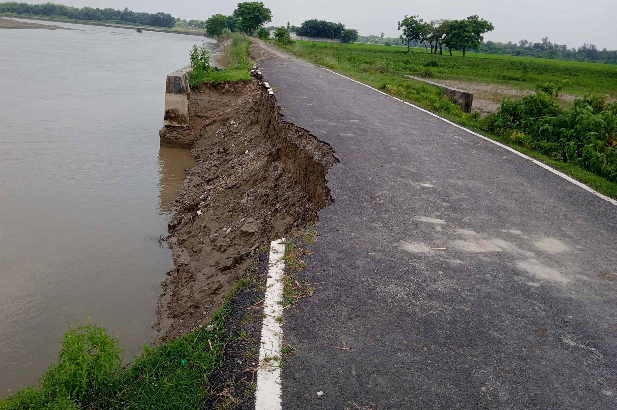 मोबैया जानेवाली सड़क का आधा हिस्सा नदी में विलीन, आवागमन का संकट