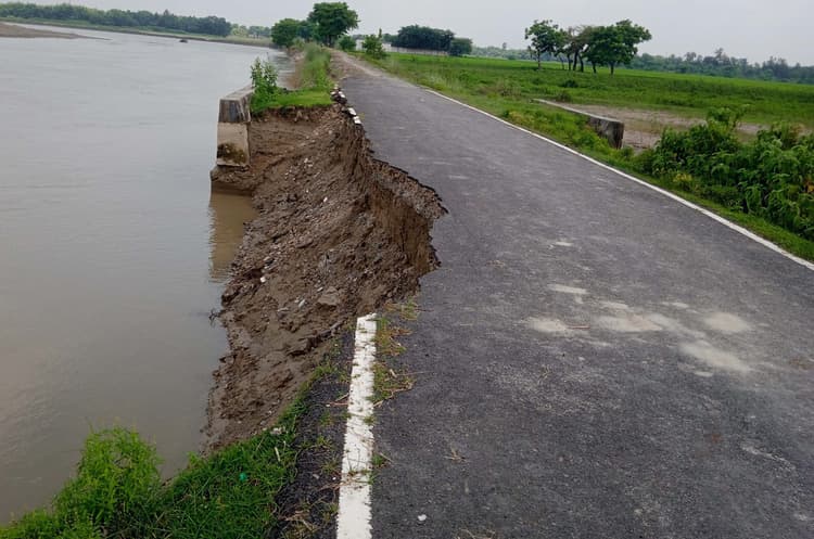 मोबैया जानेवाली सड़क का आधा हिस्सा नदी में विलीन, आवागमन का संकट