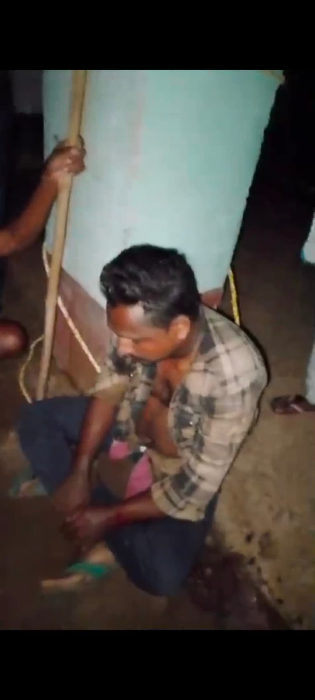 चोर के शक में तीन युवकों की पिटाई, छुड़ाने गयी पुलिस टीम पर हमला