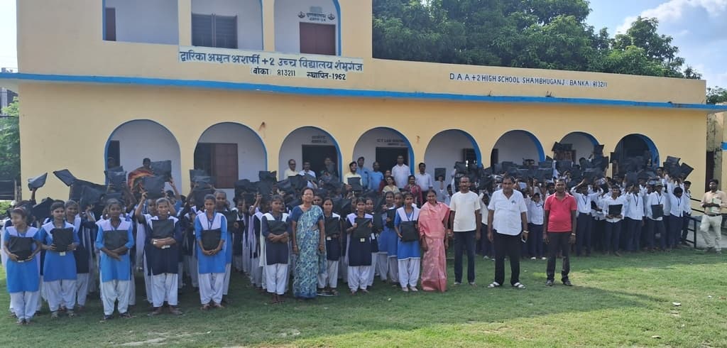 डीएए प्लस टू उच्च विद्यालय शंभुगंज में टीएलएम किट का वितरण