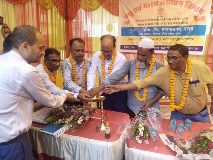 चयनित कृत्रिम गर्भाधान कार्यकर्ताओं के बीच एआई किट का हुआ वितरण