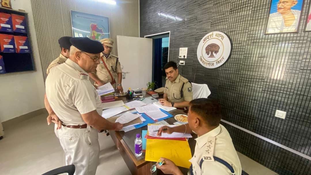 एसपी ने सदर थाना का किया निरीक्षण, मामलों के त्वरित निष्पादन व पंजियों के समुचित संधारण समेत दिये कई निर्देश