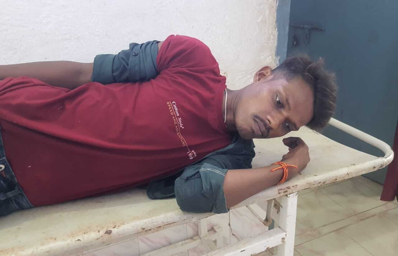 करझौंसा चौक पर कार की टक्कर से बाइक सवार तीन लोग घायल