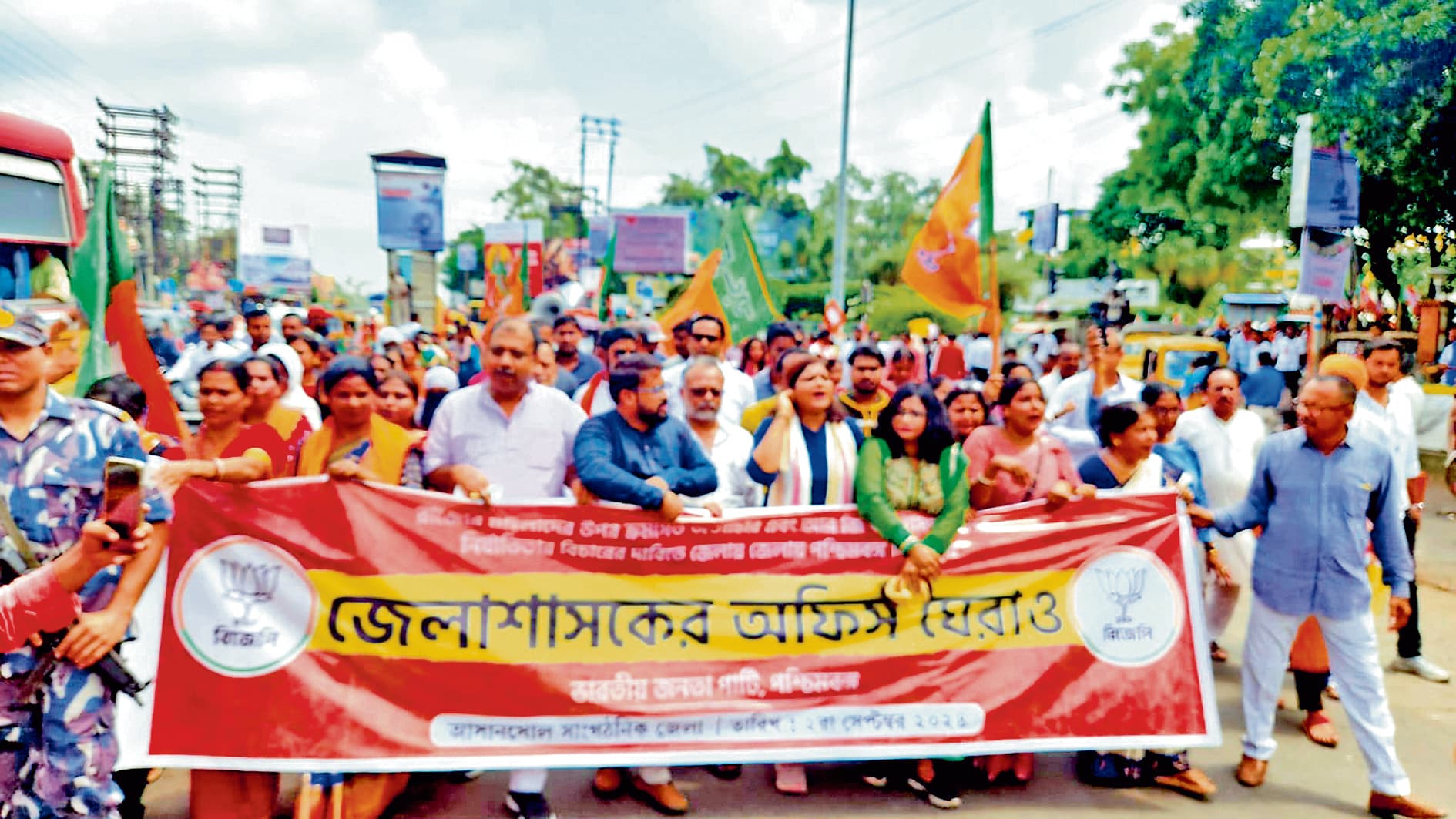 डीएम ऑफिस को भाजपा ने घेरा, संसद तक होगा आंदोलन