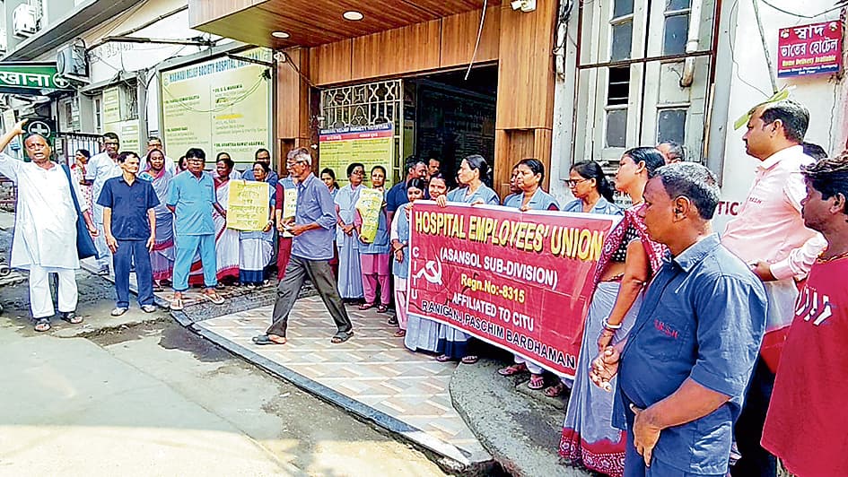 नये वेतन समझौते की मांग पर मारवाड़ी रिलीफ सोसायटी अस्पताल के श्रमिकों ने किया प्रदर्शन