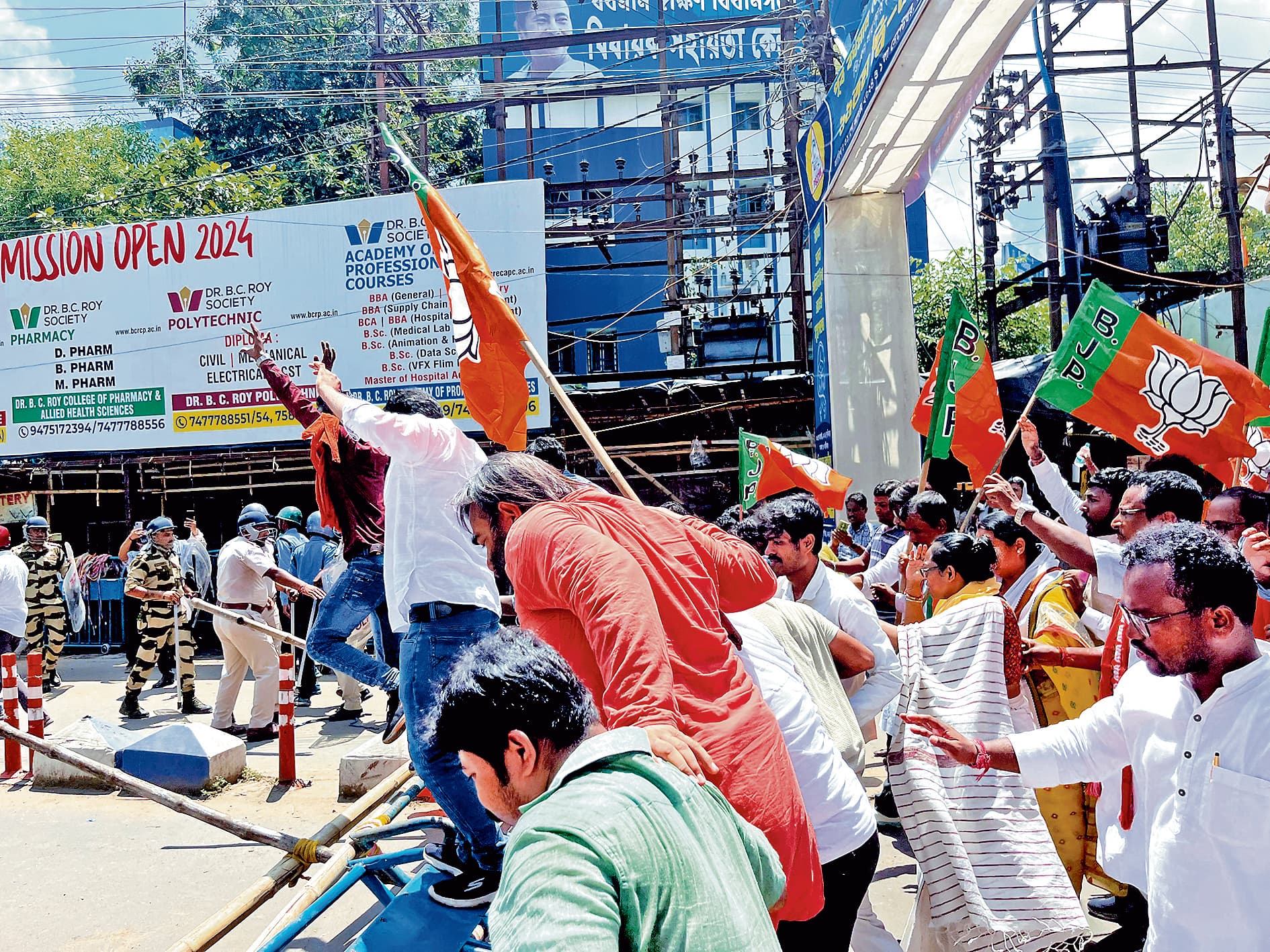 आरजी कर कांड : पूर्व बर्दवान डीएम कार्यालय का भाजपा ने किया घेराव