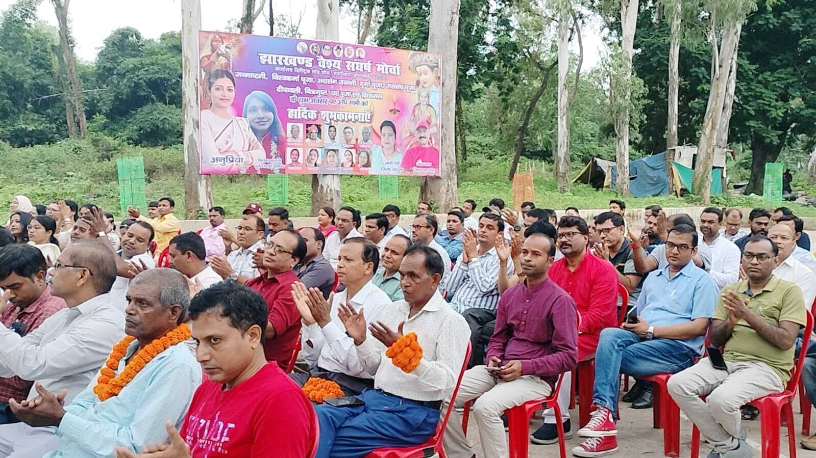 पुरानी पेंशन लागू के दो वर्ष पूरा होने पर काटे केक