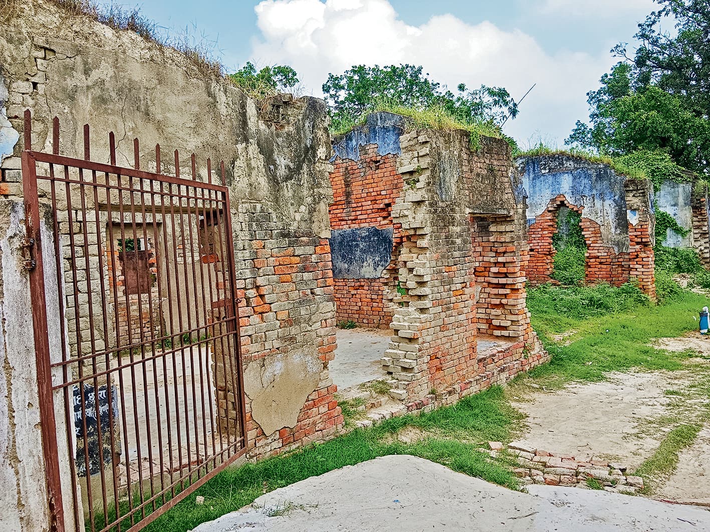 Saran News : छपरा : एक कमरे के स्कूल में चल रही 415 बच्चों की पाठशाला, कैसे संवरेगा भविष्य