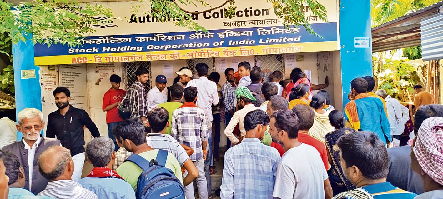 कोर्ट में शपथ पत्र बनाने के लिए हजारों की भीड़ होने से अफरा-तफरी का माहौल