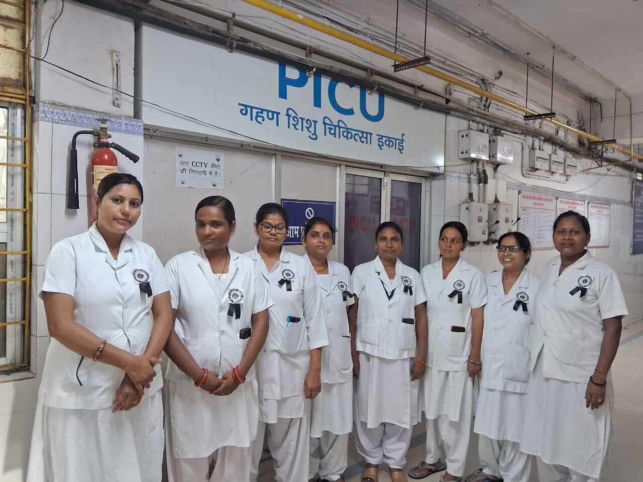 पुरानी पेंशन योजना की मांग पर अस्पताल कर्मियों ने लगाया काला बिल्ला