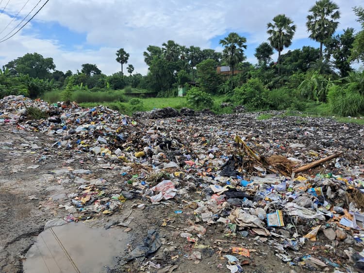 Samastipur News: Jamuari river becomes garbage dumping zone:मृतप्राय जमुआरी नदी बनी कचरे का डंपिंग जोन, निगम प्रशासन की अनदेखी