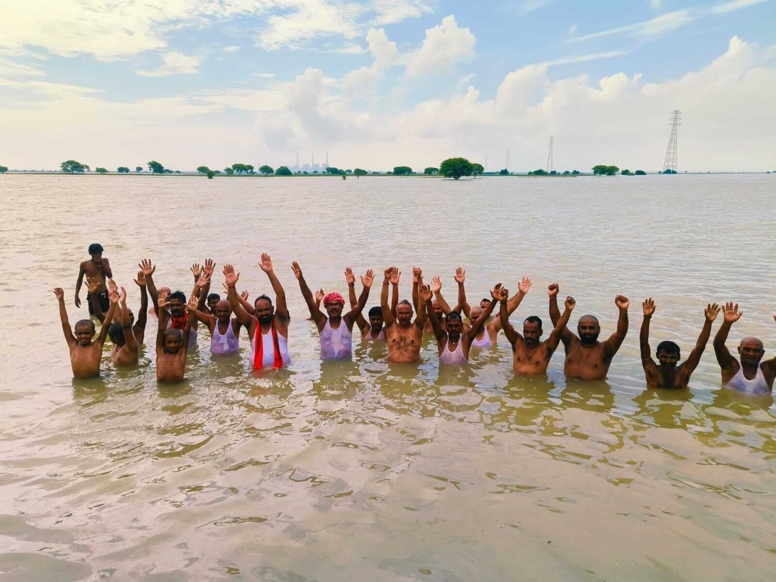 Samastipur News: Water Satyagraha:पीपा पुल निर्माण की मांग को लेकर ग्रामीणों ने किया जल सत्याग्रह