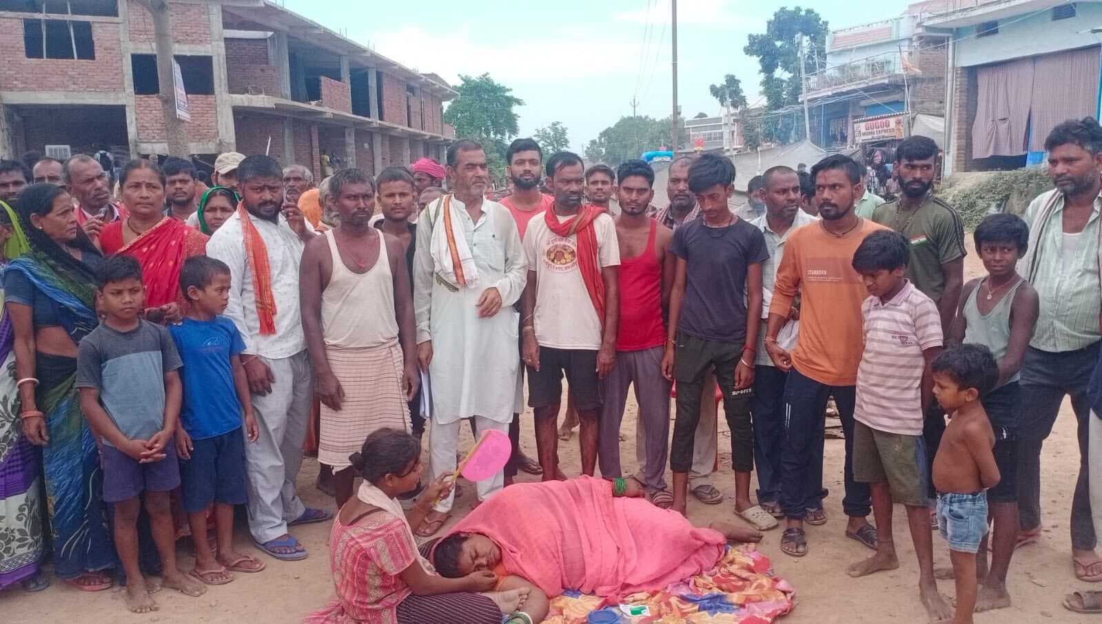 Samastipur News: Fierce opposition: अतिक्रमित भूमि को खाली कराने के विरोध में ग्रामीणों ने सड़क पर लेट कर किया रोड जाम