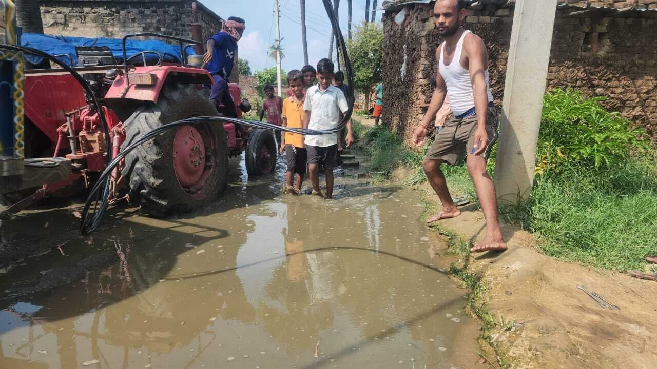 चिल्हिया बिगहा गांव में सड़क पर बह रहा नाले का पानी