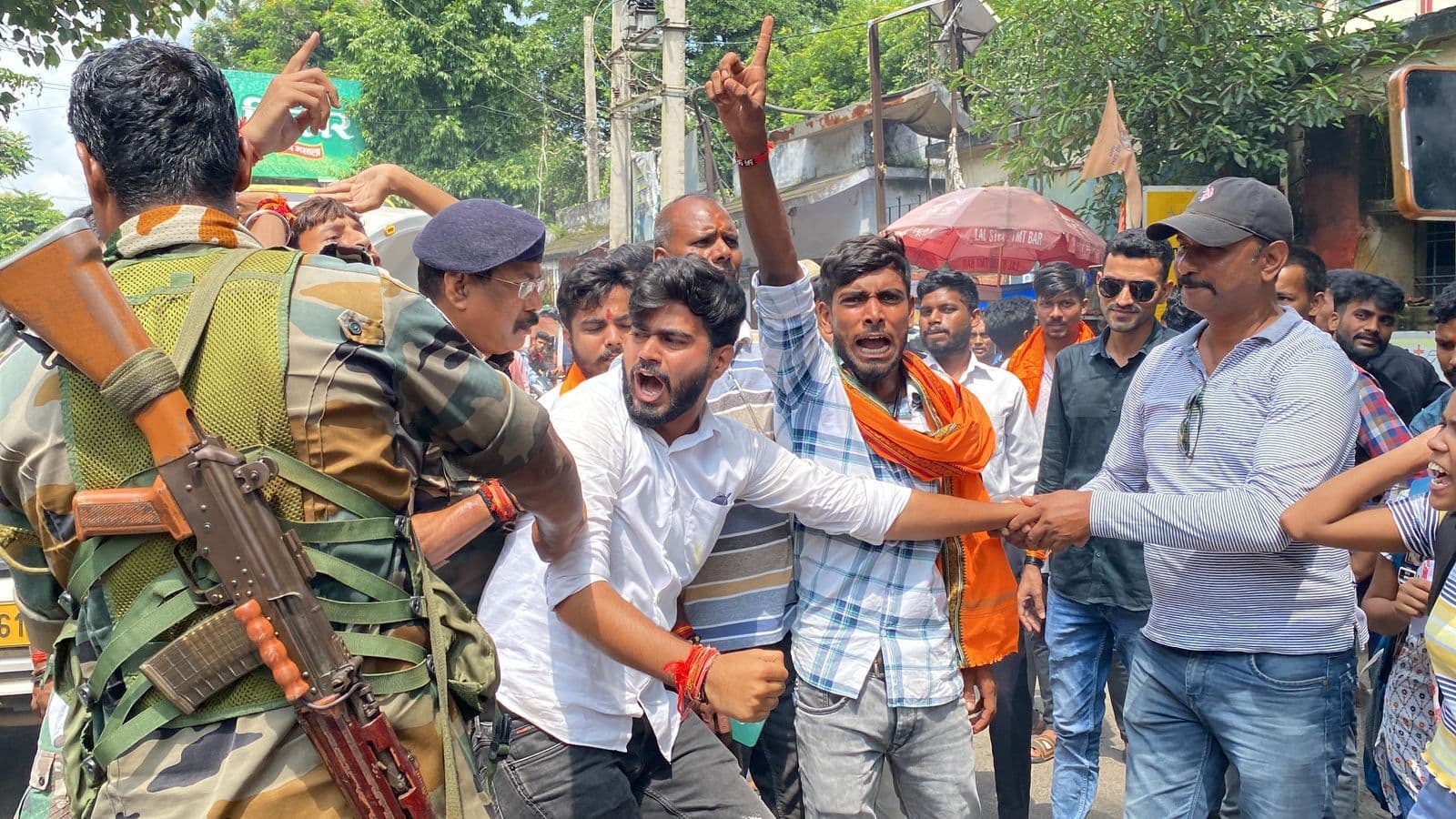 सदर अस्पताल में कुव्यवस्था के खिलाफ अभाविप ने की तालाबंदी