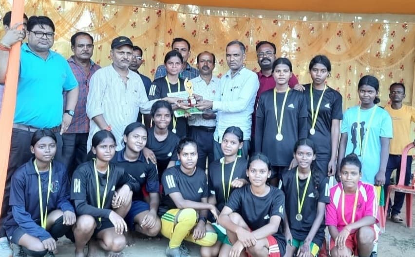 वॉलीबॉल में रामरुद्र व लकड़ाखंदा की टीम बनी विजेता