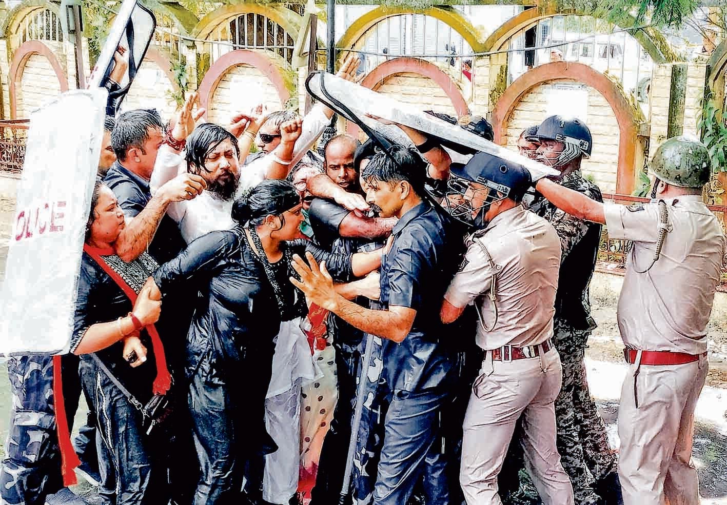 जगह-जगह भाजपा कार्यकर्ताओं व पुलिस में झड़प, तनाव