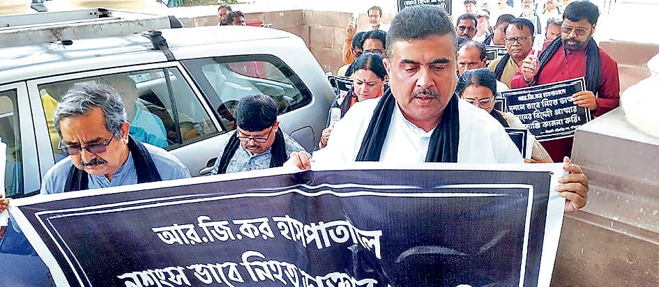 विस परिसर में कैंडल लेकर भाजपा ने निकाला मौन जुलूस