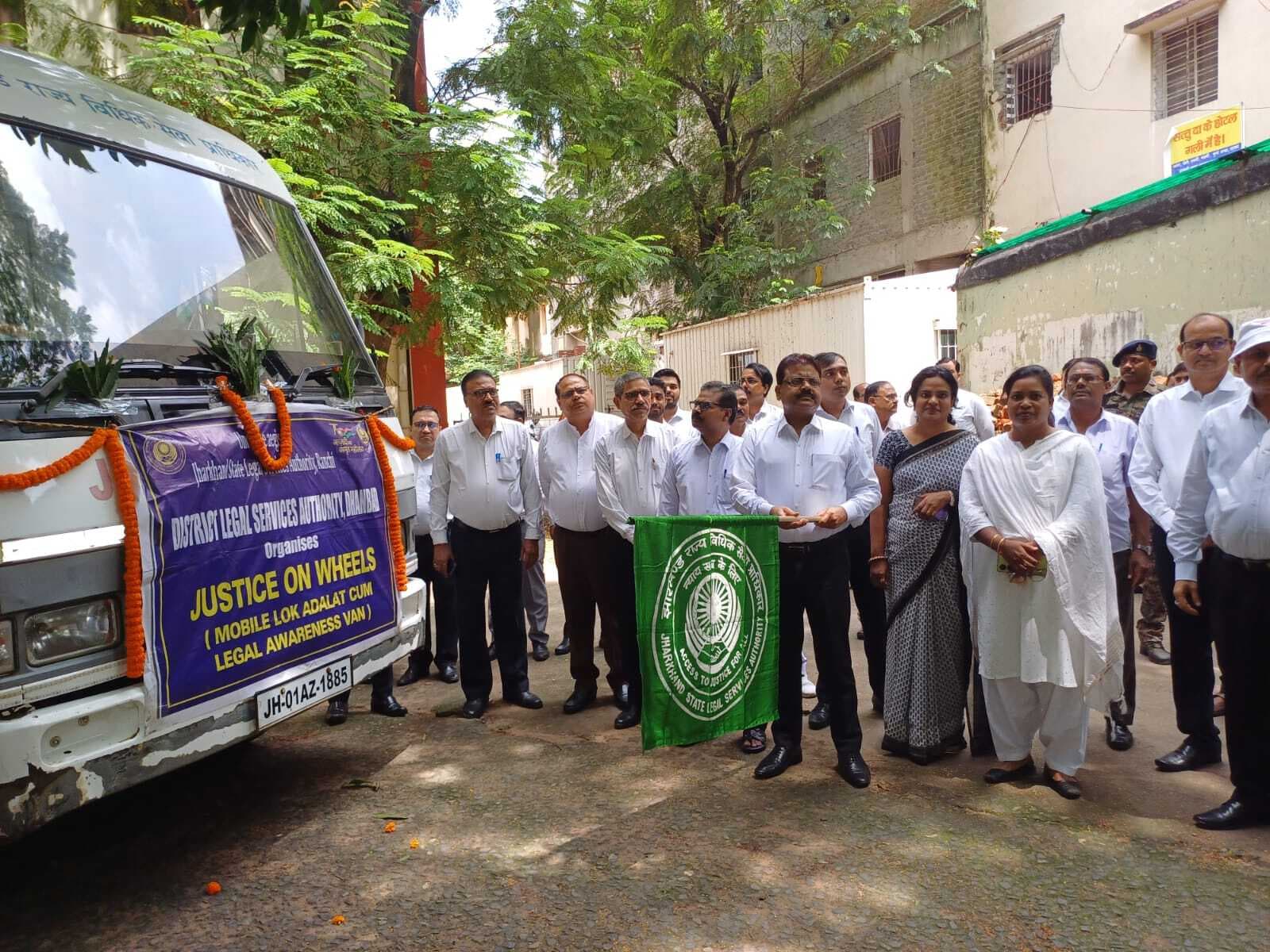 डालसा के जागरूकता रथ को न्यायाधीश ने दिखायी हरी झंडी