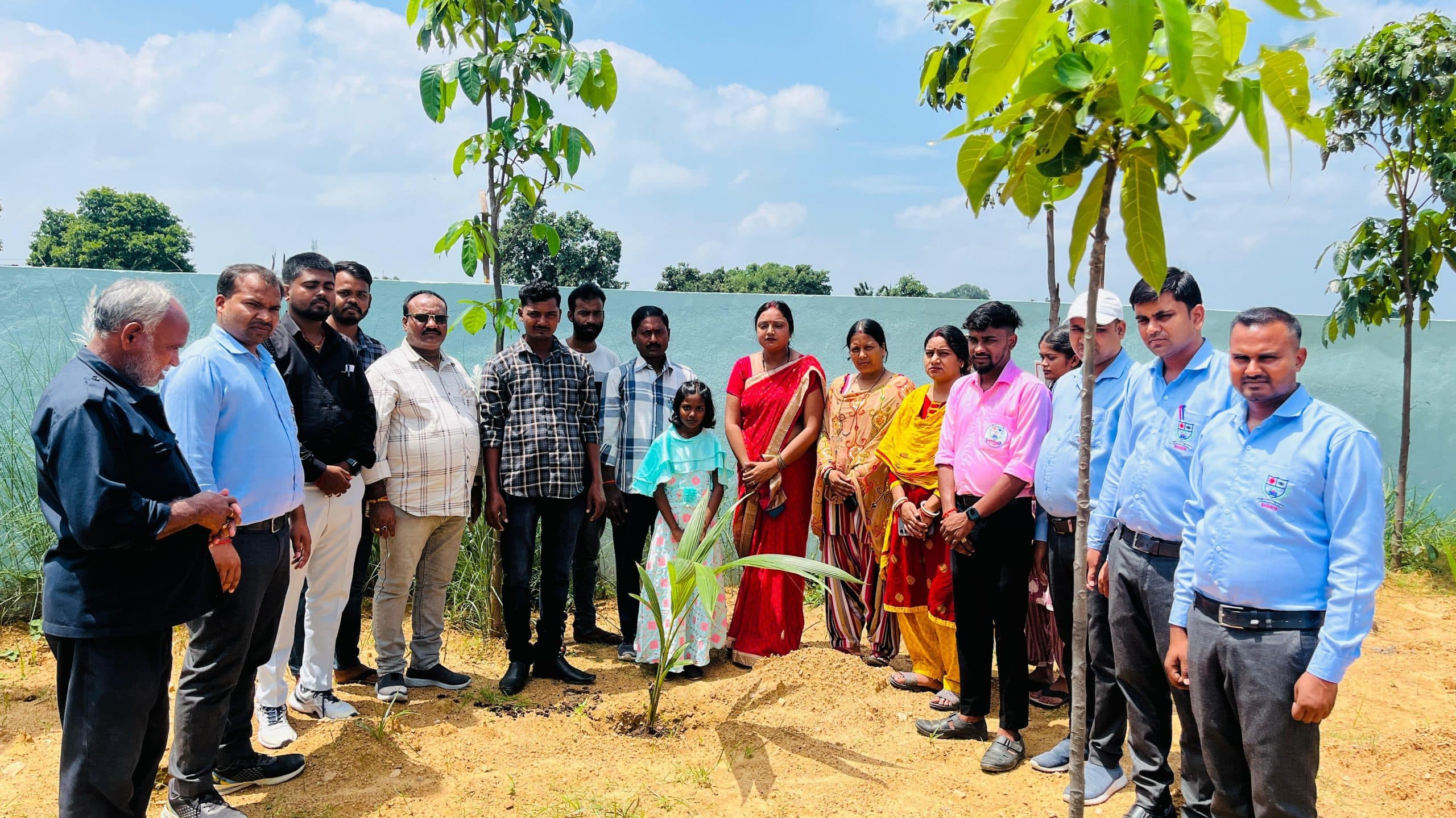 पिता ने बेटी के जन्मदिन पर स्कूल में लगाये पौधे