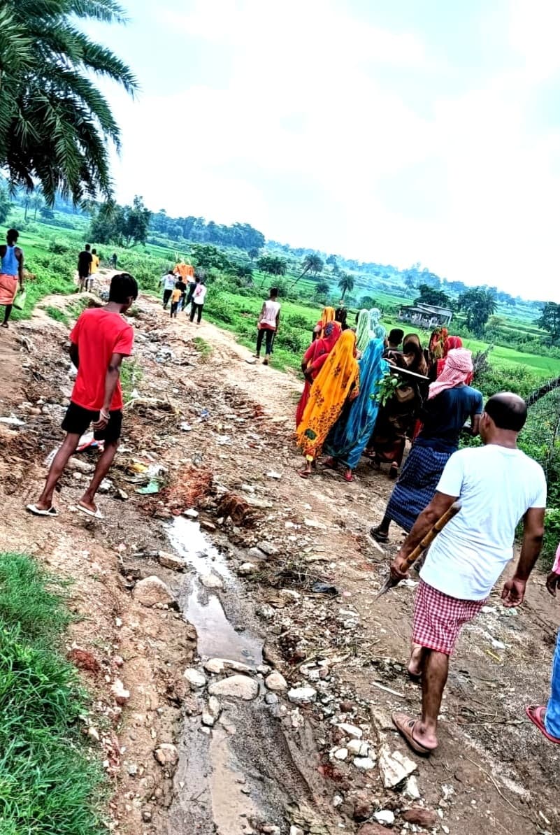 श्मशान घाट और स्कूल जाने के रास्ता की स्थिति नारकीय