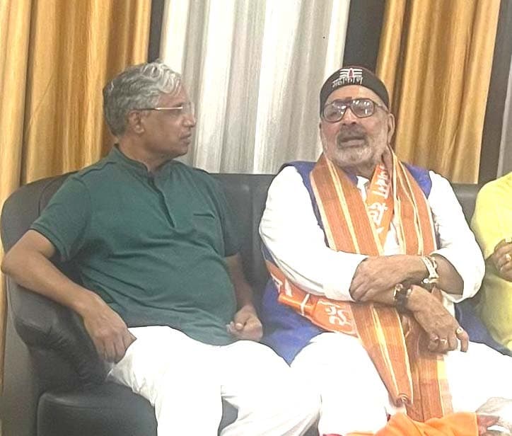 केंद्रीय मंत्री से मिले सर्जन डॉ एके गुप्ता, उद्योग लगाए जाने की रखी मांग