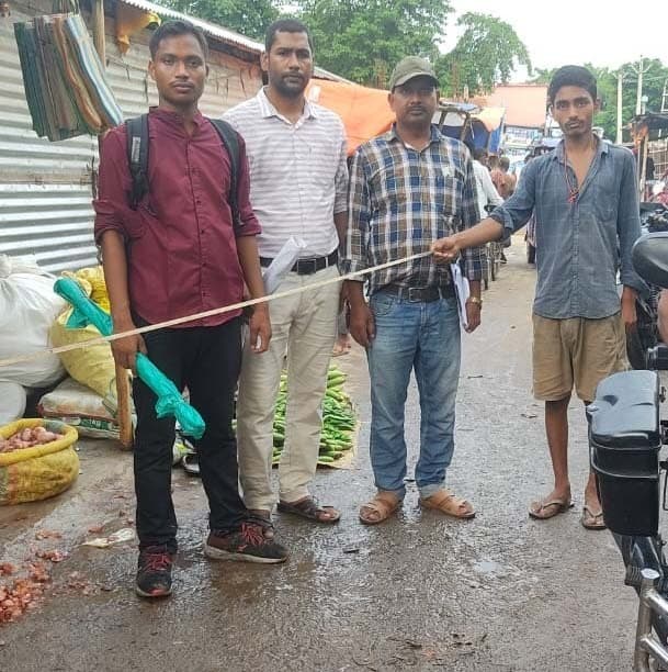 बड़हरा गुदड़ी हाट से अतिक्रमण  हटाने को चल रही जमीन की मापी