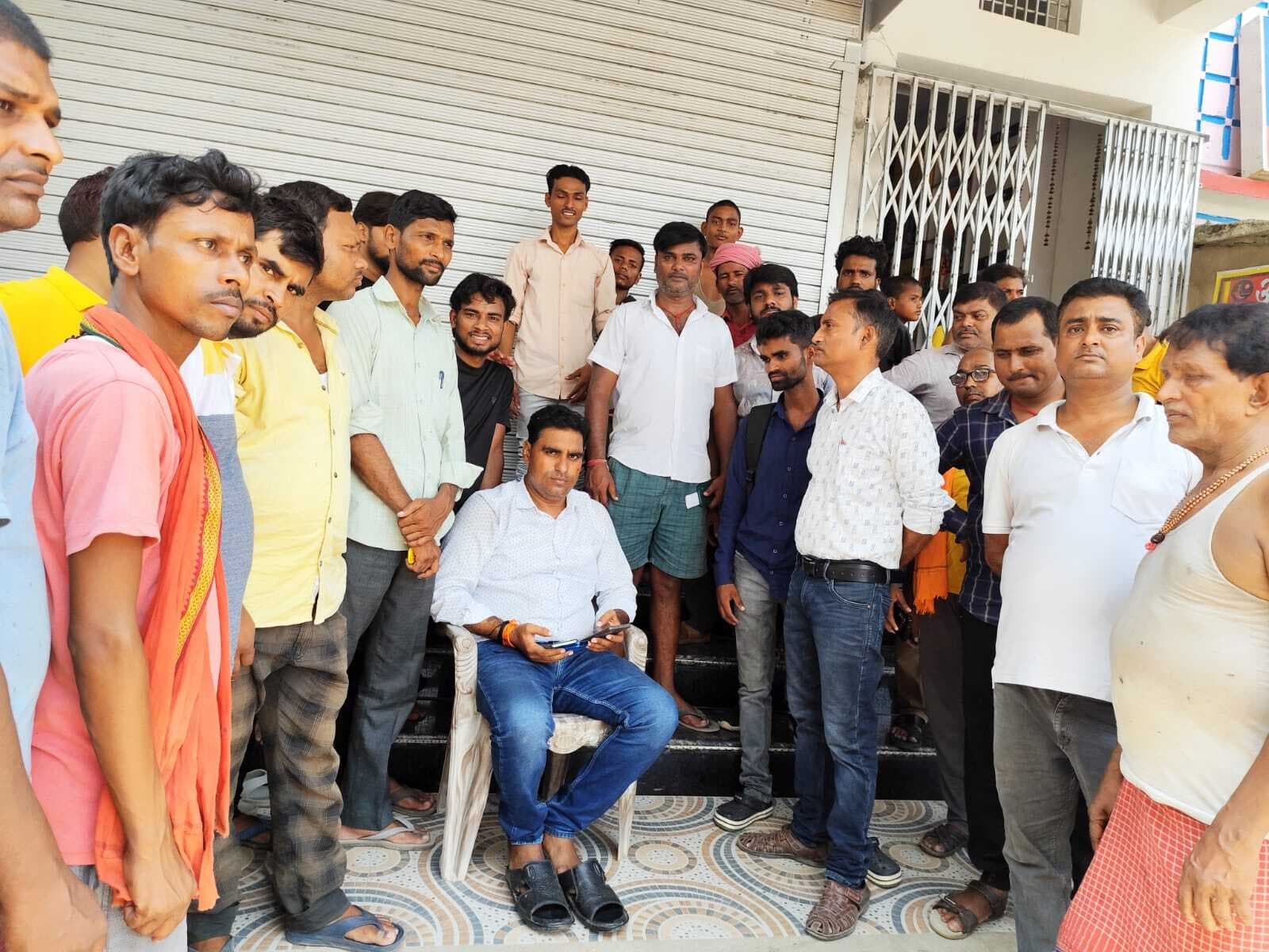 व्यवसायियों ने स्मार्ट मीटर लगाने के विरोध में दुकान बंद कर किया प्रदर्शन