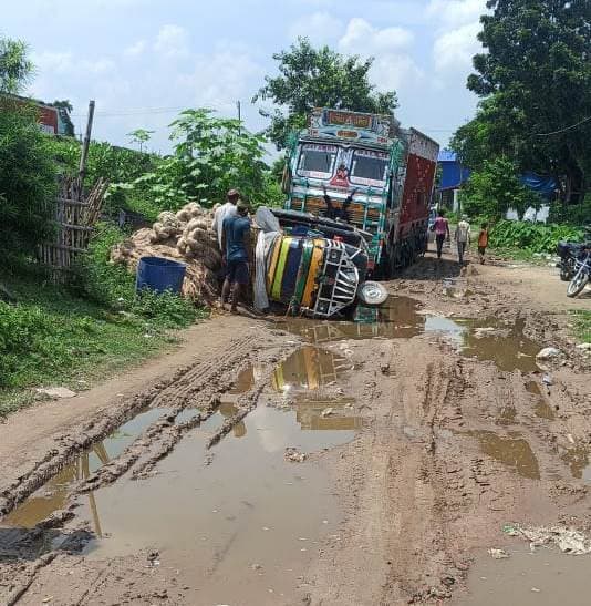 सर्विस रोड जर्जर, आवागमन में हो रही परेशानी