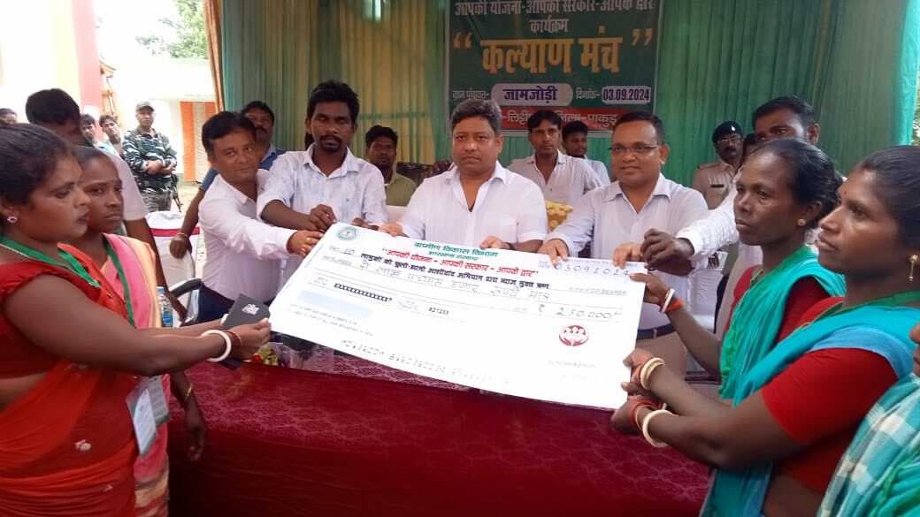 सखी मंडल के बीच 12.50 लाख का ऋण वितरित