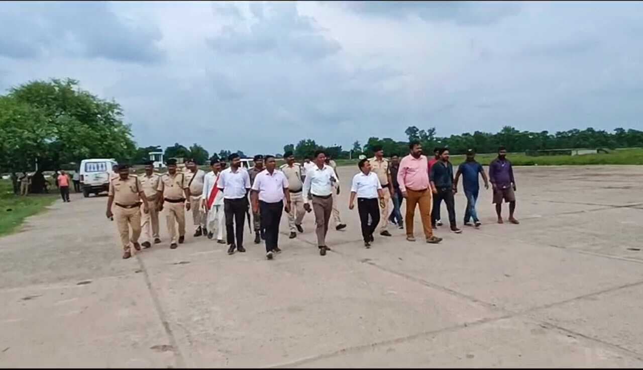 हवाई अड्डे का कराया जा रहा जीर्णोद्वार, डीएम ने किया निरीक्षण