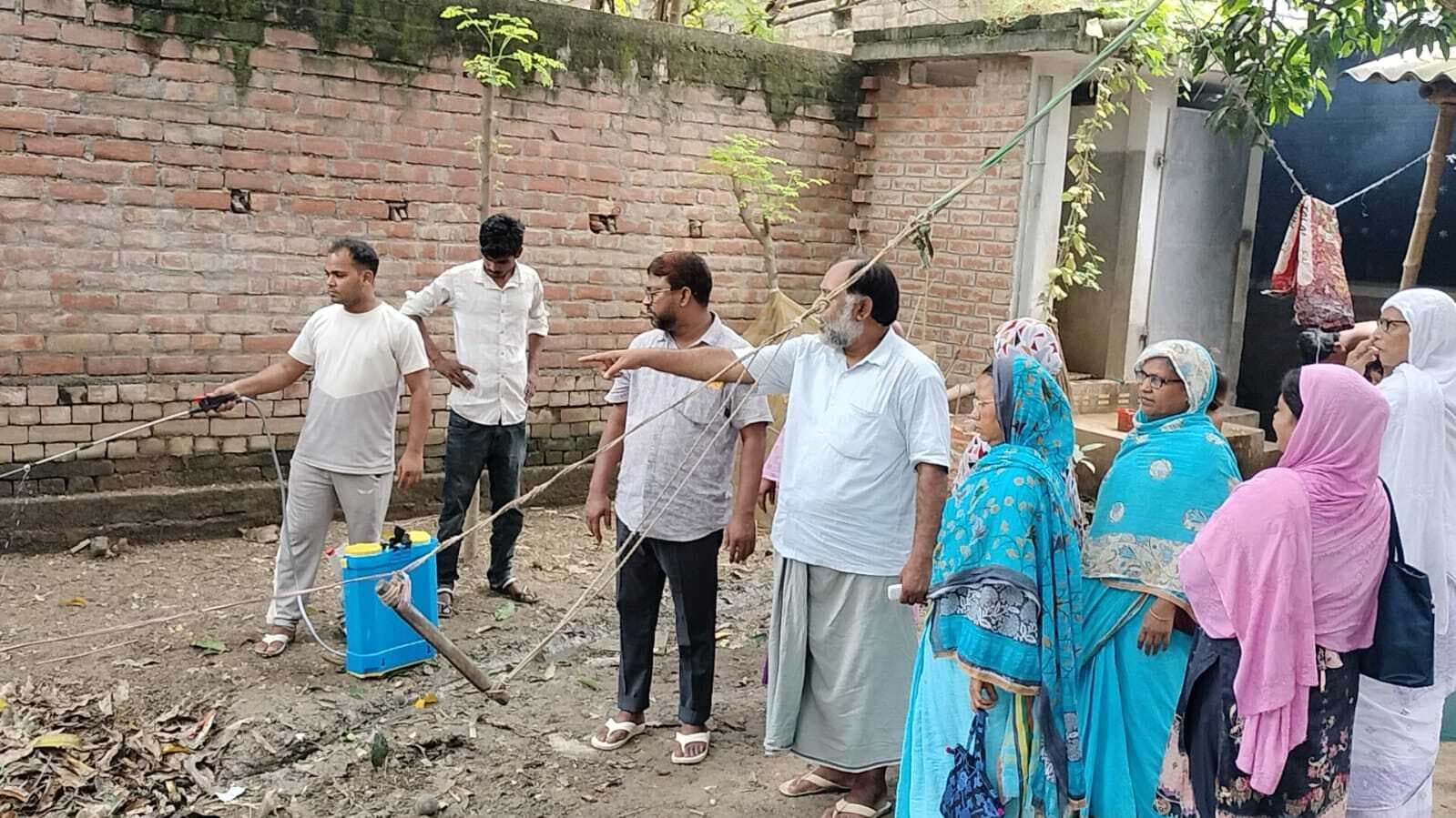 ग्रामीणों को साफ-सफाई रखने के लिए किया जागरूक
