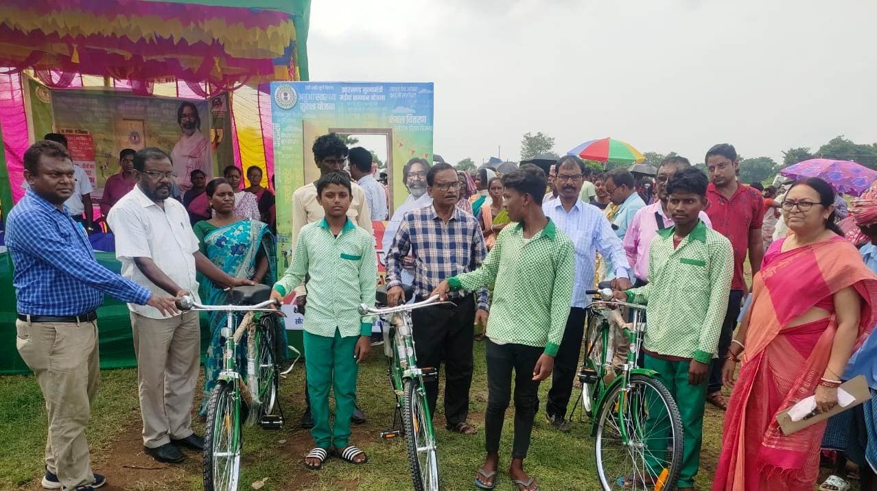स्कूली बच्चों के बीच साइकिल का किया गया वितरण