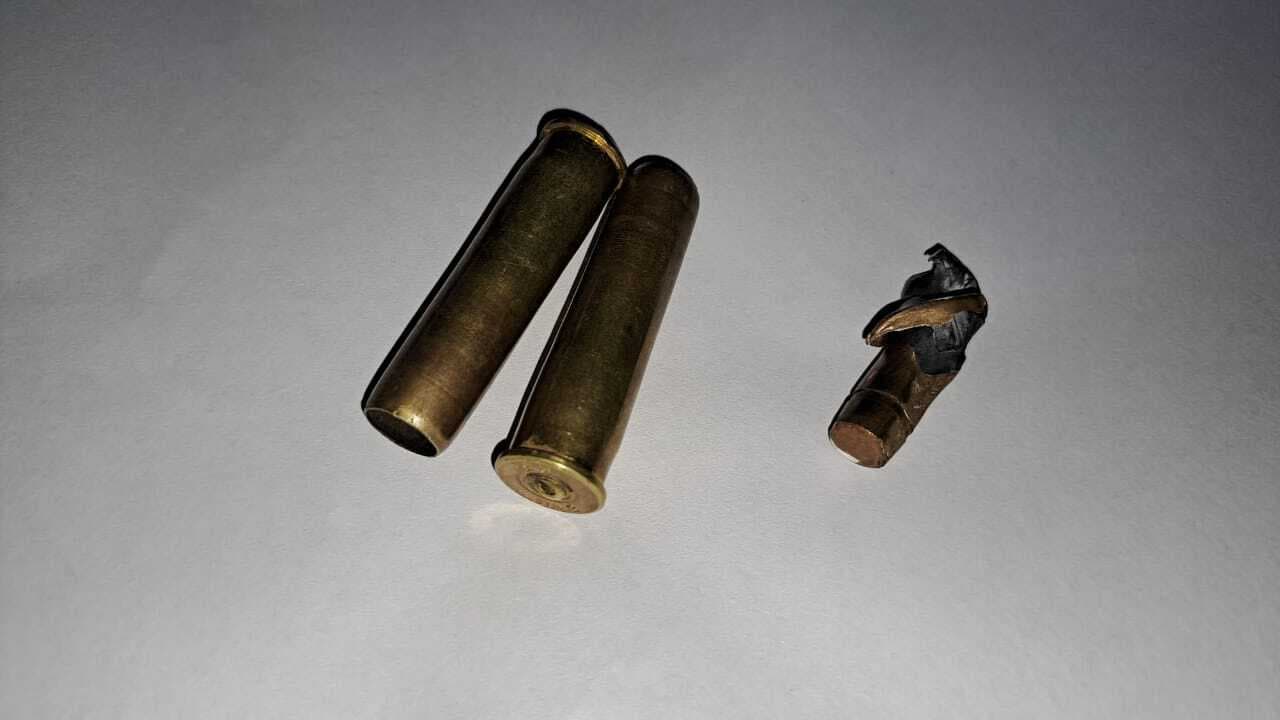 अपराधी के घर छापेमारी करने पहुंची पुलिस टीम पर गोलीबारी, आरोपित की मां व भाई गिरफ्तार