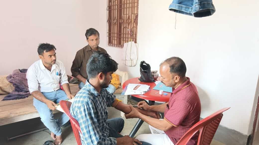 डेंगू के तीन संभावित मरीज मिलने के बाद पहुंची स्वास्थ्य विभाग की टीम, एलाइजा टेस्ट के लिए लिया सैंपल