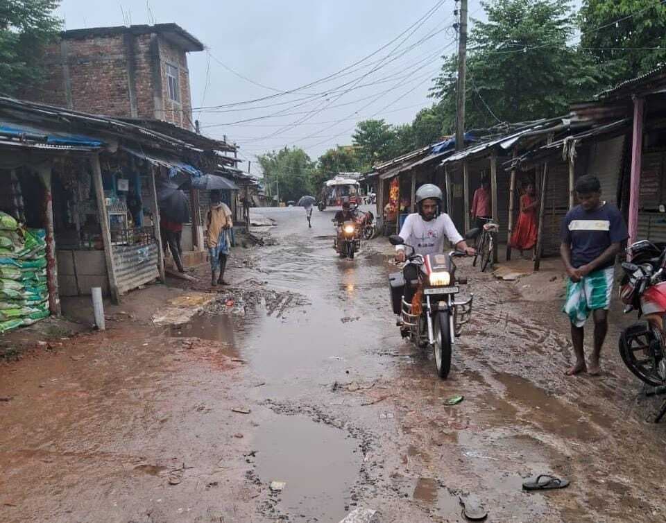 फुलबरिया बाजार जाने वाली सड़क कीचड़ में तब्दील जल निकासी की मांग
