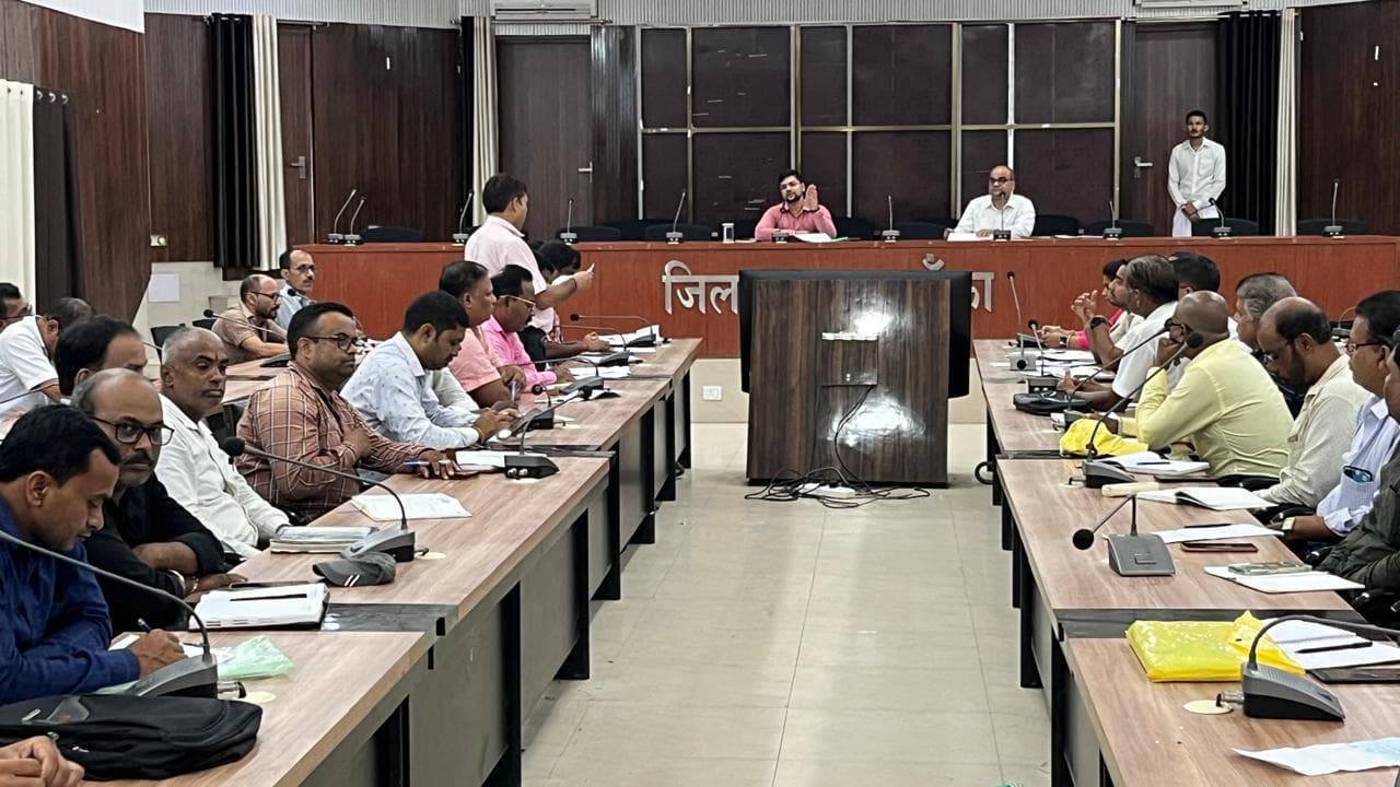 डीएम ने प्रखंड स्तर पर योजना का लक्ष्य निर्धािरत कर लाभुकों को लाभ देने का दिया निर्देश