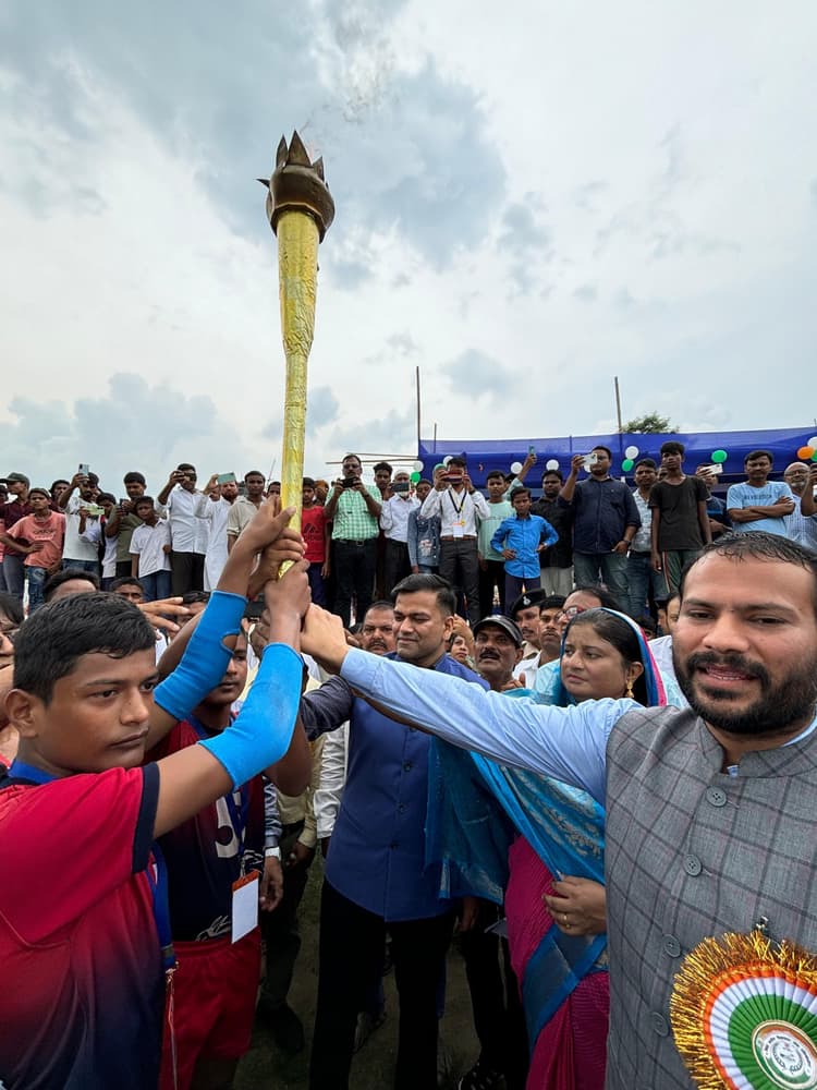 चार दिवसीय जिला स्तरीय विद्यालय खेल प्रतियोगिता का शुभारंभ,ज़िले के 1800 छात्र-छात्राएं कुल 12 खेल विधाओं में ले रहे हैं भाग