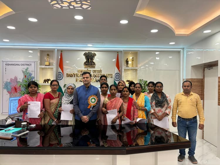 डीएम ने चयनित 12 महिला पर्यवेक्षिकाओं को दिया नियुक्ति पत्र