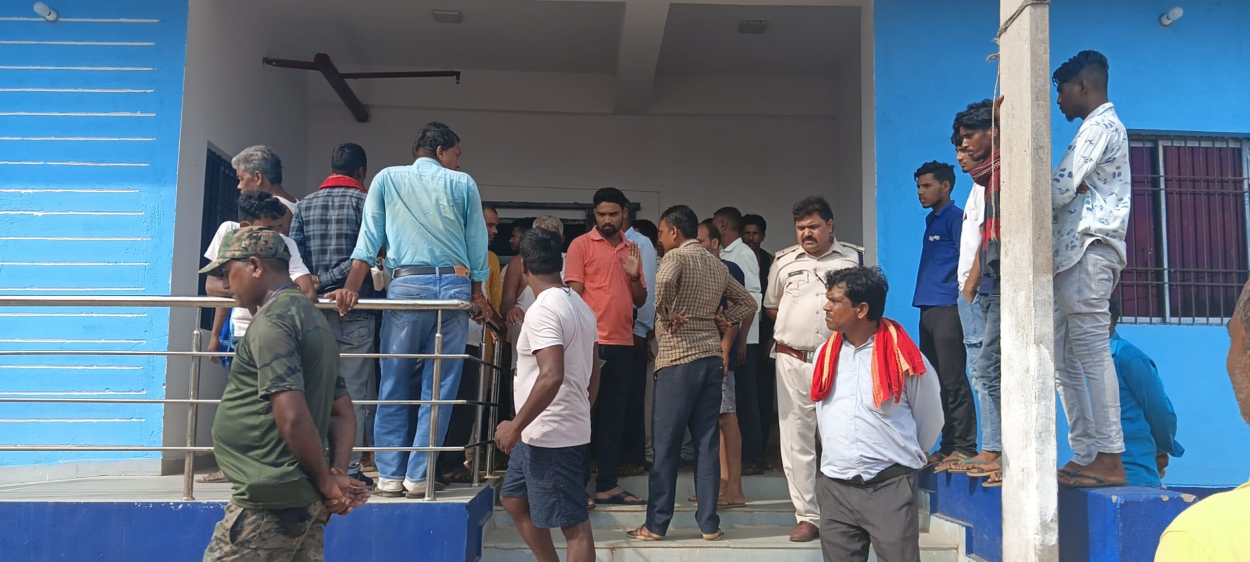 एंबुलेंस नहीं मिलने से आक्रोशित घायल के परिजनों ने चकाई रेफरल अस्पताल में किया हंगामा