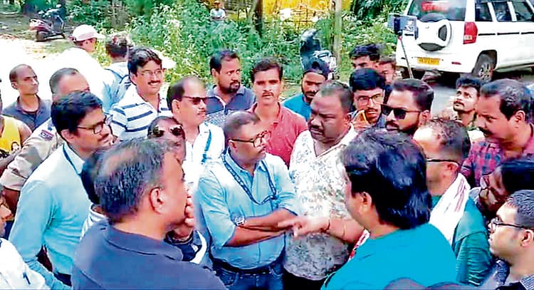 आइएसपी के क्वार्टर खाली कराने आये अफसरों का किया घेराव