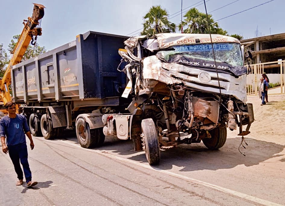 एनएच पर आपस में टकराये तीन वाहन, बाल-बाल बचे लाेग