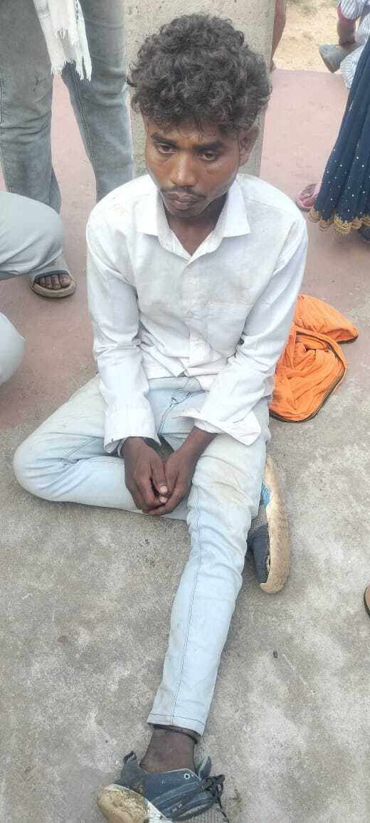 चोरी करने आये युवक को  पकड़ कर की धुनाई