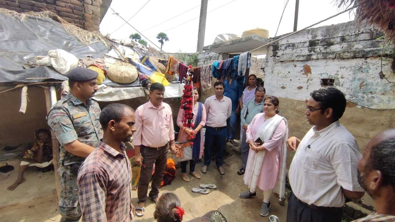 मृतका के परिजनों से मिले एसडीओ, अनाज व पानी के सैंपल का प्रयोगशाला में होगी जांच