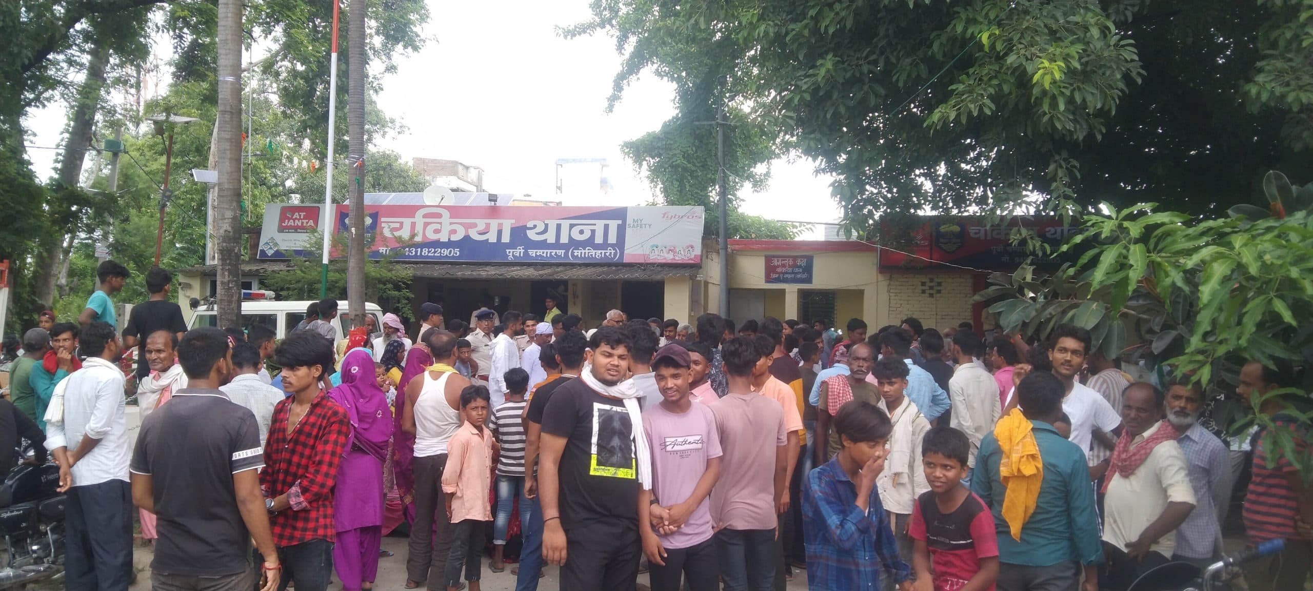 siege of police station : कार्रवाई नहीं होने से नाराज लोगों ने किया थाने का घेराव