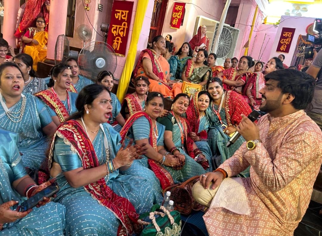 Darbhanga news: सूरत की मंगल पाठ गायिका के भजनों पर झूमते रहे श्रद्धालु