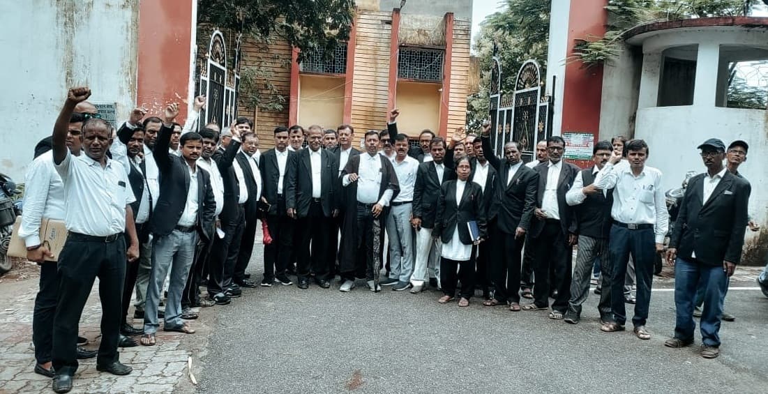 अधिवक्ता पर बार परिसर में जानलेवा हमला, प्राथमिकी दर्ज