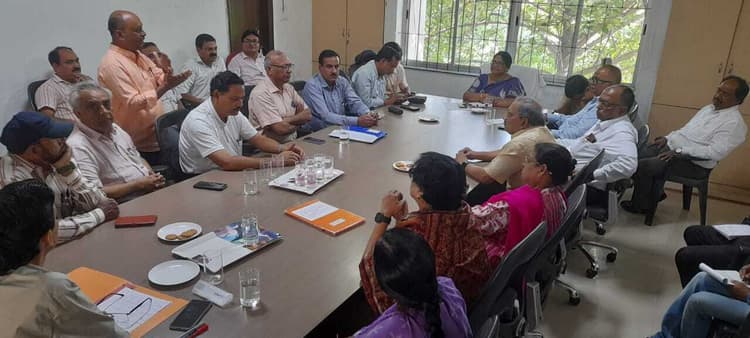 विभावि को सरकार की ओर से 1.69 एकड़ भूमि मिलाविभावि में संकायअध्यक्षों एवं विभागाअध्यक्षों की बैठक विश्वविद्यालय को मिला 1.69 एकड़ भूमि विभागों में होगी टॉपरों की नियुक्तिअनुबंध पर रखे जाएंगे शिक्षक2016 के पीएचडी नियमावली को लागू रखने का निर्णयपरीक्षा कार्य के लिए विभागाध्यक्ष को मिलेंगे अग्रिम राशिभवनों के मरम्मती का प्रस्ताव बनेगाअतिथि भवन दुरुस्त किया जाएगाकंटेंजेन्सी राशि मे बढ़ोतरी