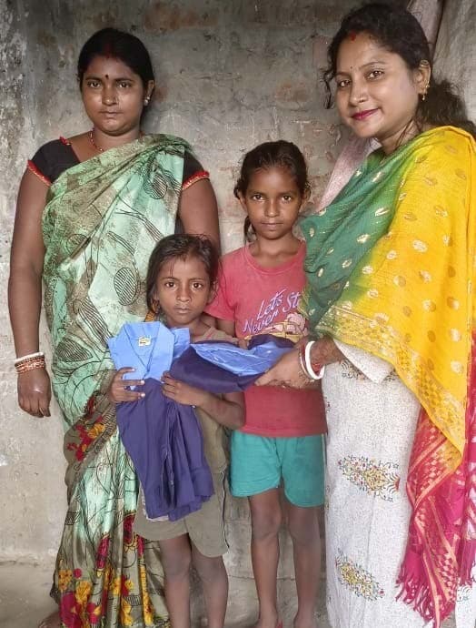 खुद के पैसों से शिक्षिका ने बच्चों को दिलवाए स्कूल यूनिफार्म